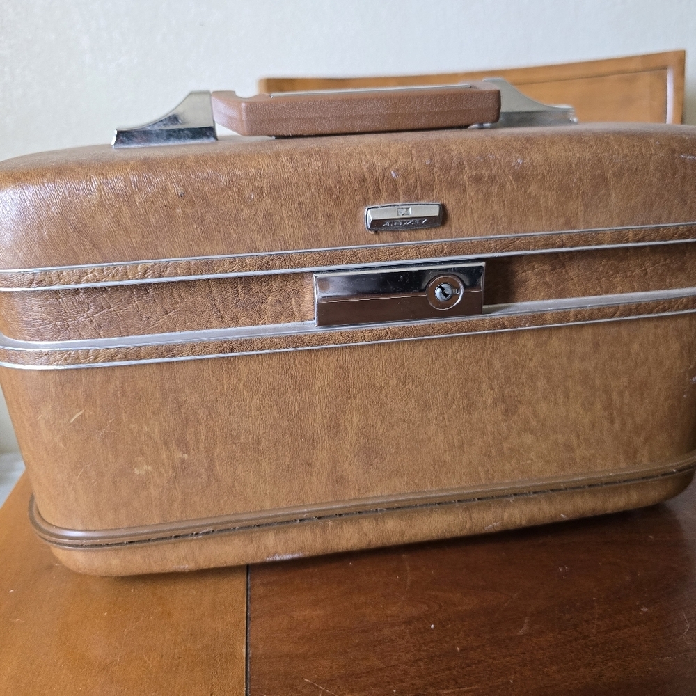Vintage Airway train case with mirror